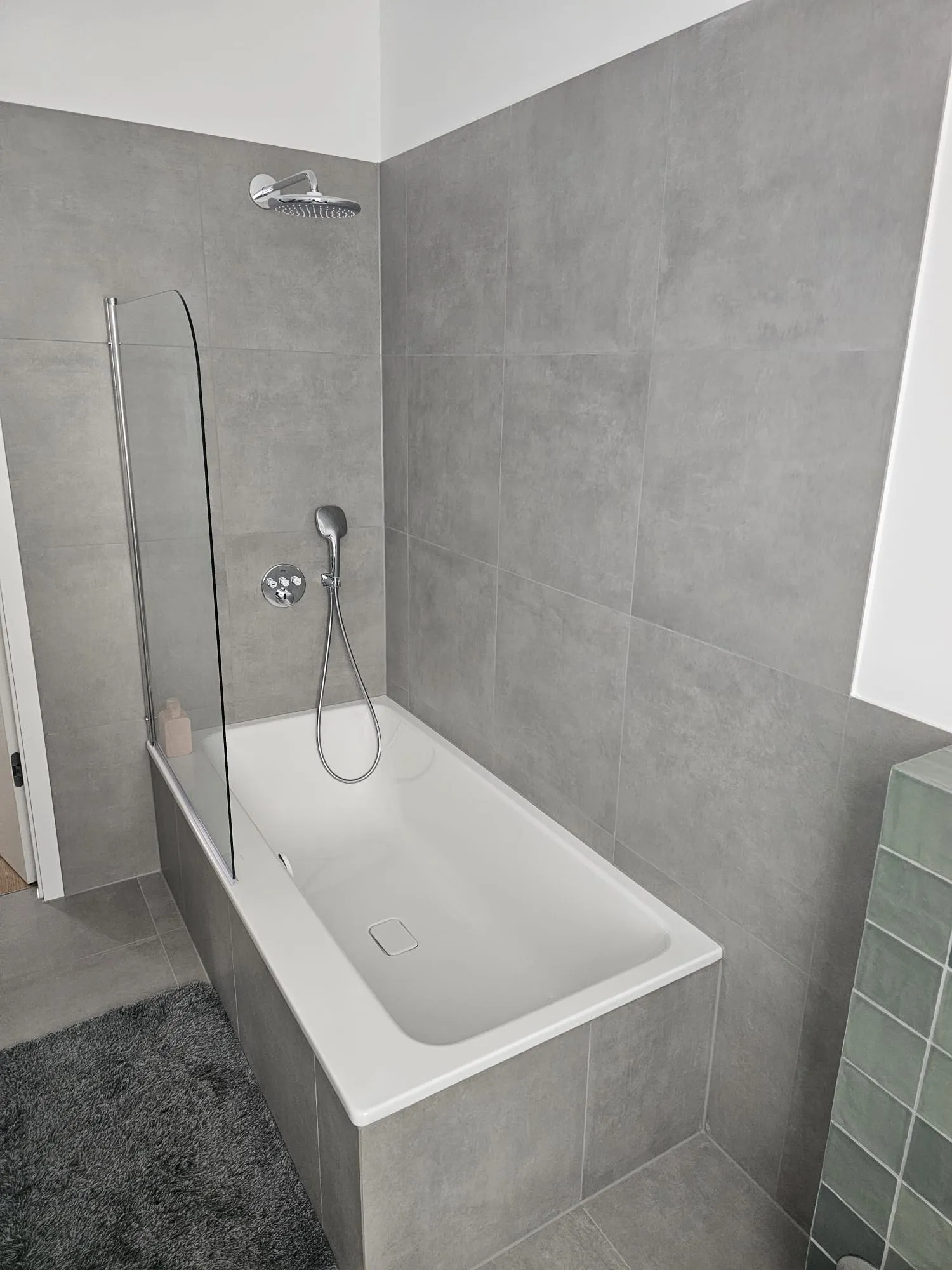 Badewanne dusche grossformat – Fliesenarbeit von Romanowski Fliesenlegermeister, Solingen