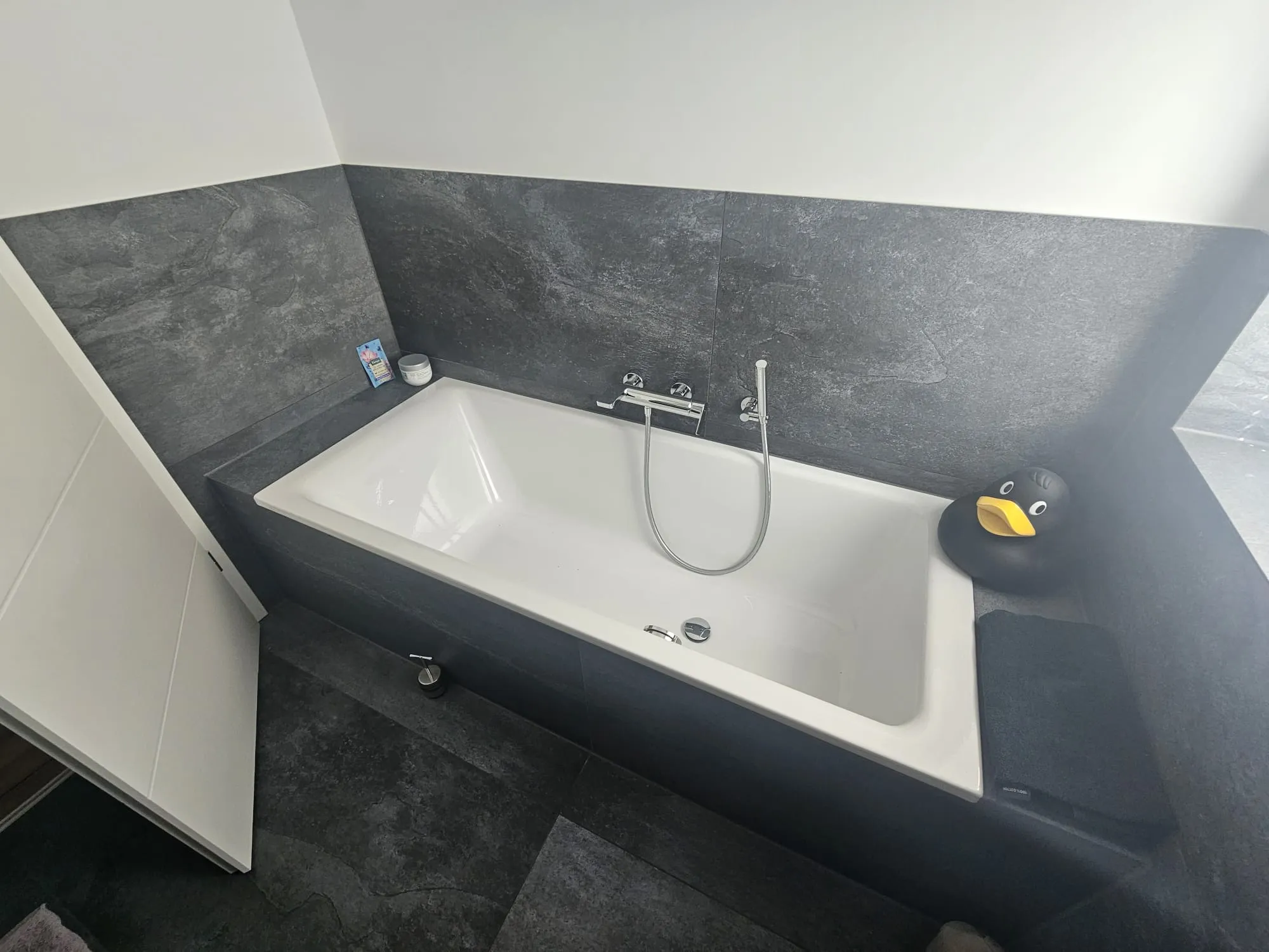 Badewanne grossformat fliesen bad – Fliesenarbeit von Romanowski Fliesenlegermeister, Solingen