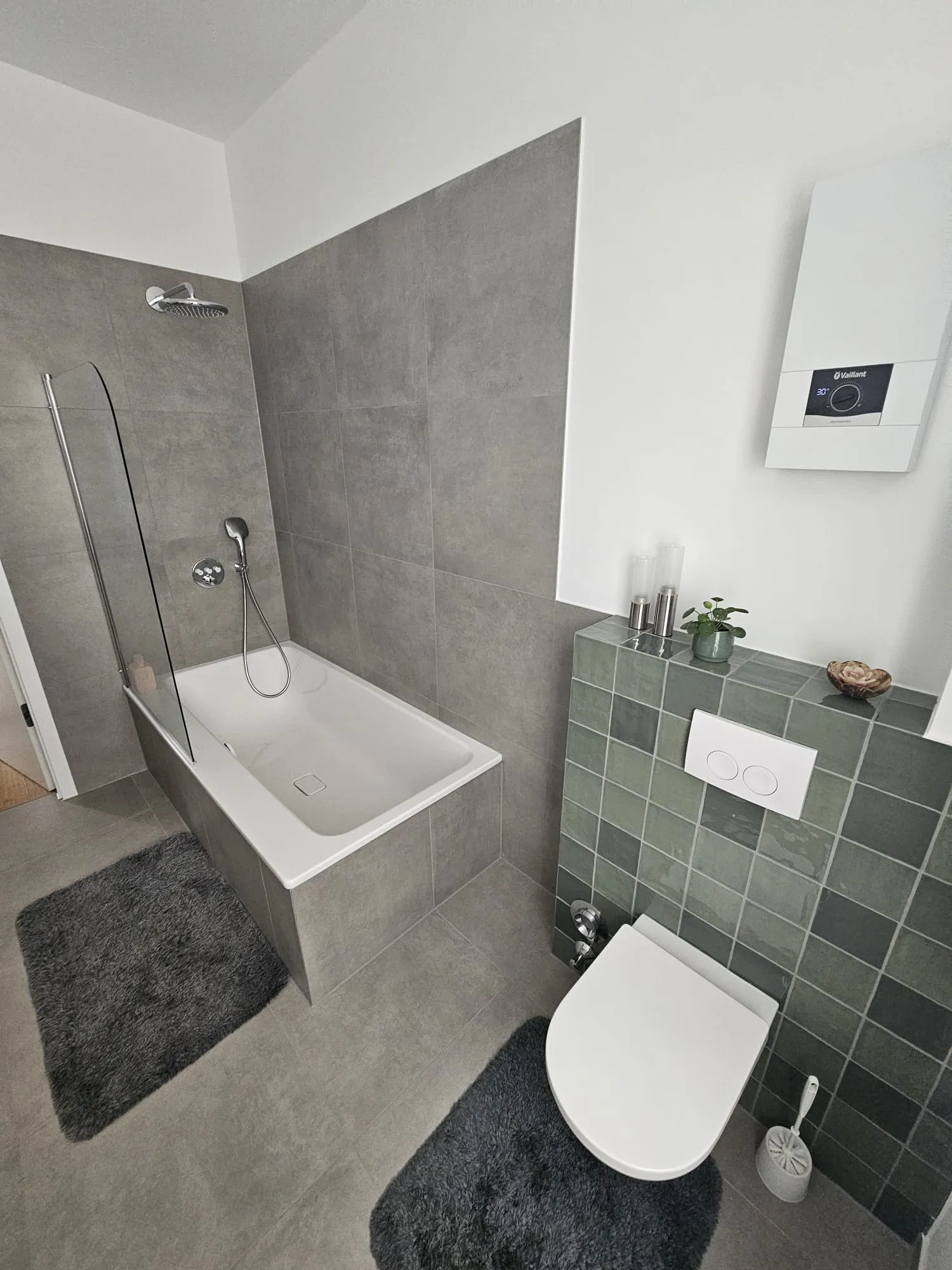 Badewanne gruene fliesen bad – Fliesenarbeit von Romanowski Fliesenlegermeister, Solingen