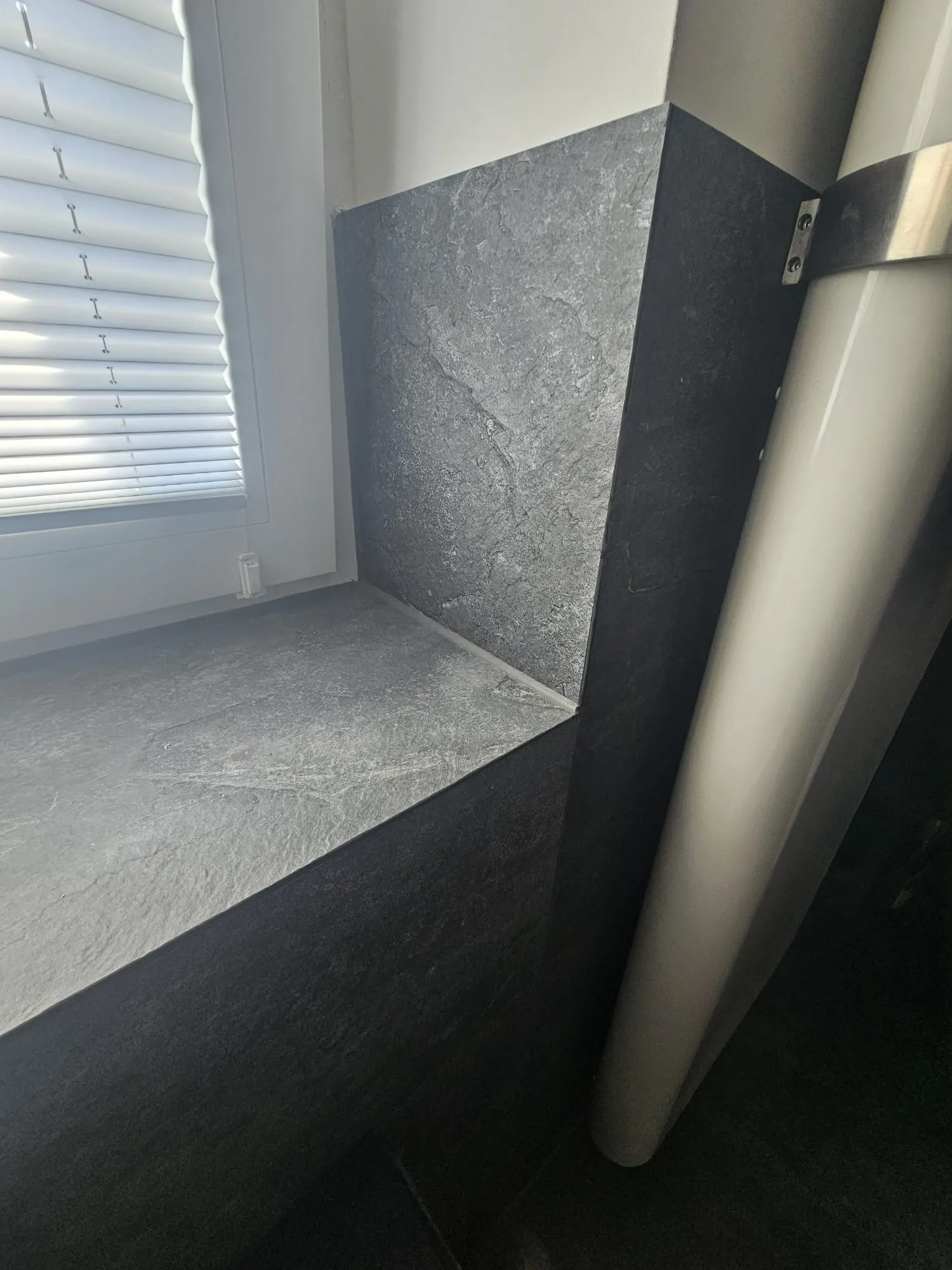 Badezimmer grossformat grau – Fliesenarbeit von Romanowski Fliesenlegermeister, Solingen