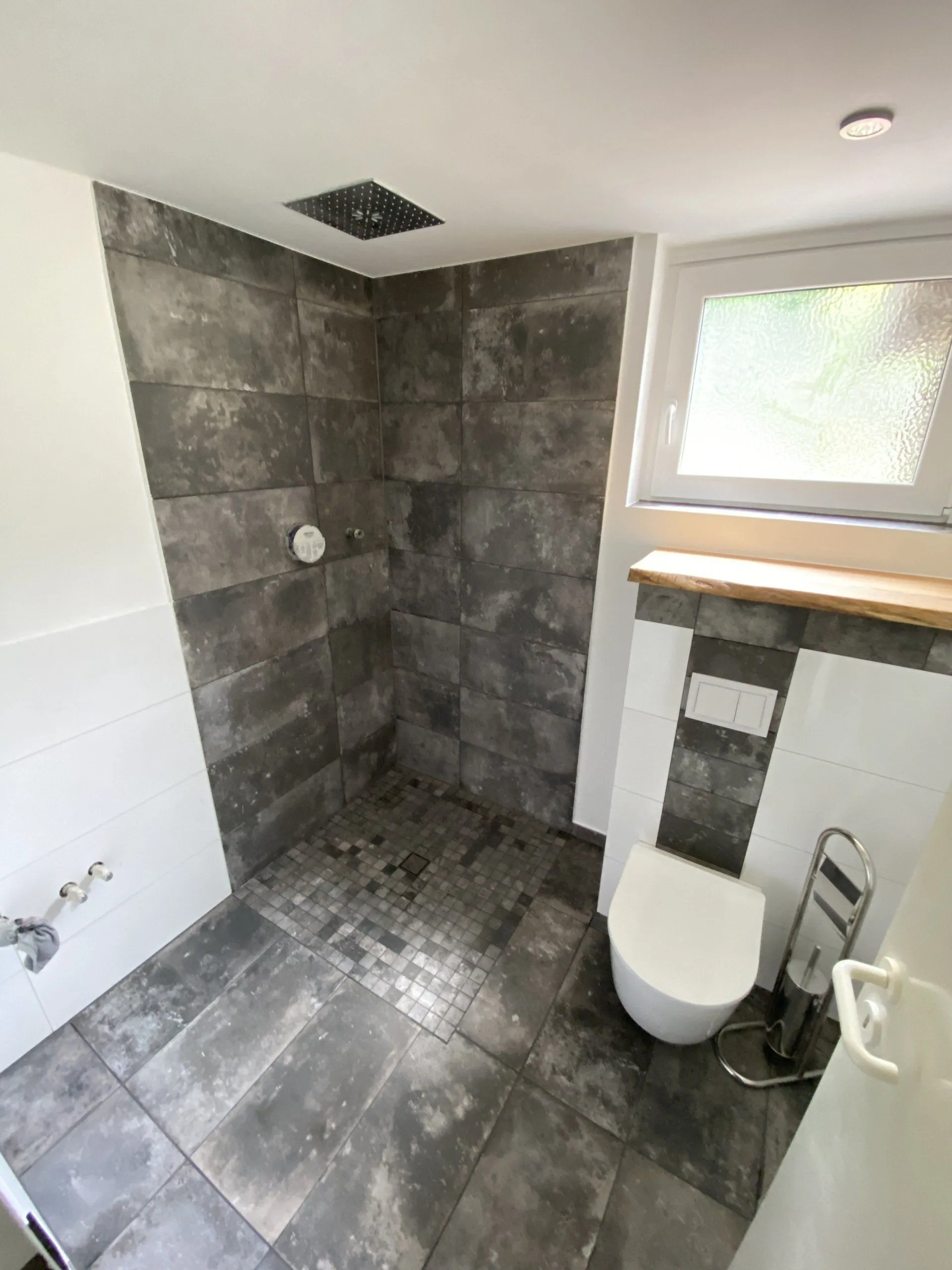 Bodengleiche dusche grau – Fliesenarbeit von Romanowski Fliesenlegermeister, Solingen
