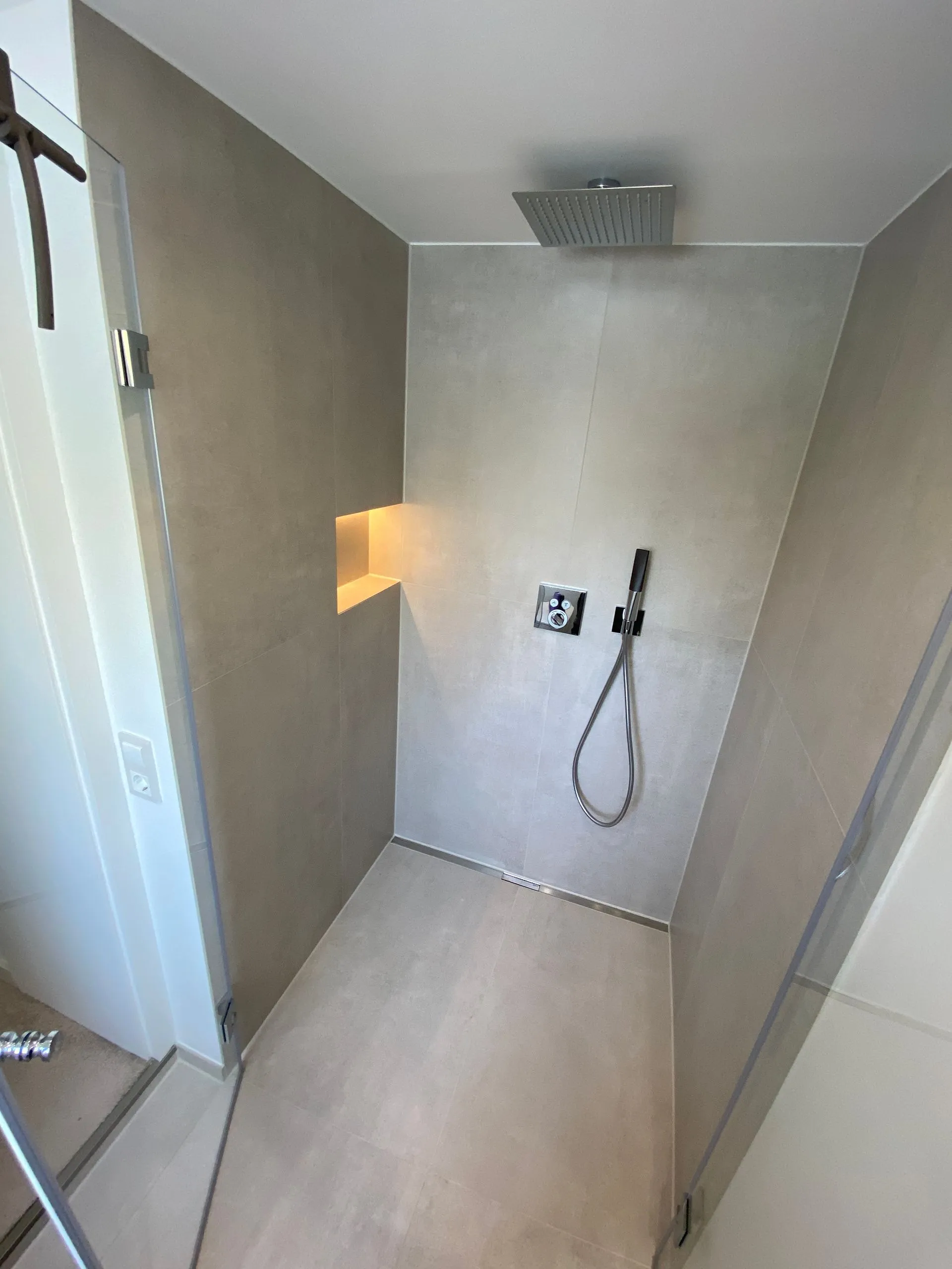Bodengleiche dusche grossformat – Fliesenarbeit von Romanowski Fliesenlegermeister, Solingen