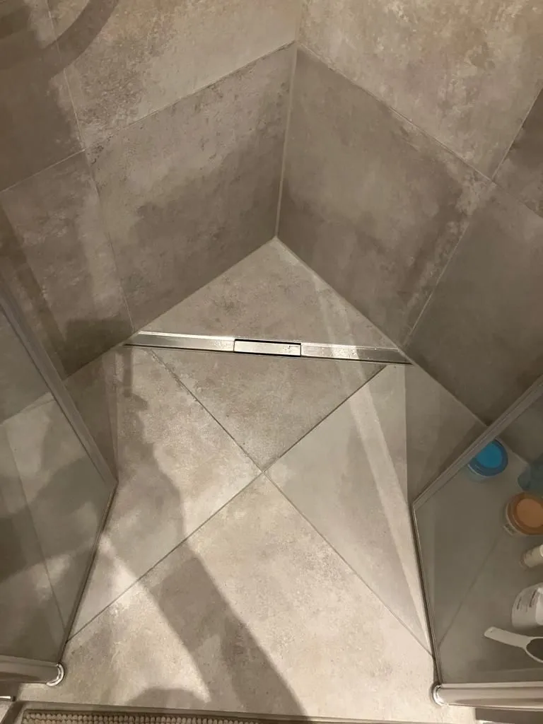 Dusche grossformat grau – Fliesenarbeit von Romanowski Fliesenlegermeister, Solingen