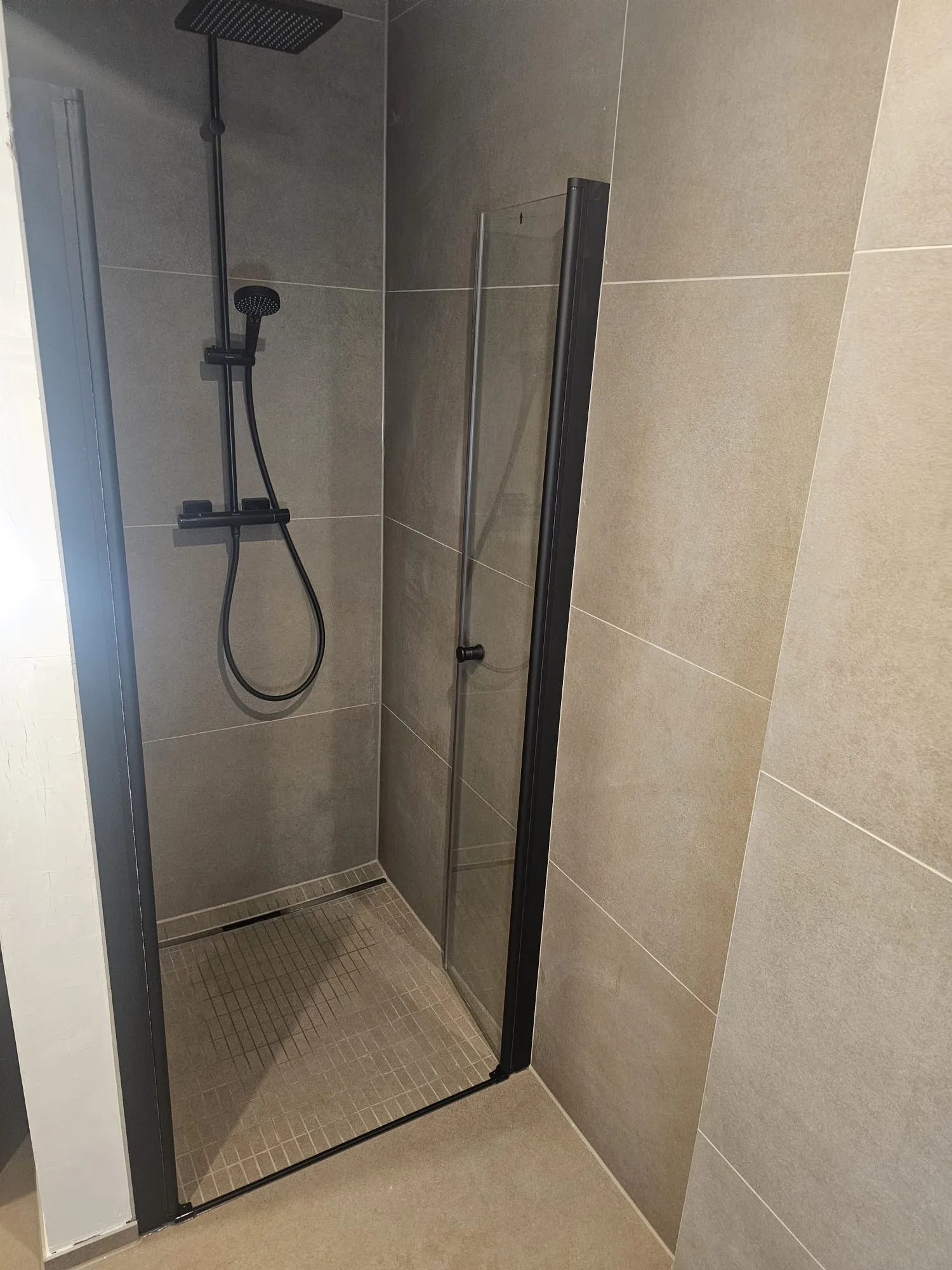 Dusche schwarze armatur fliesen – Fliesenarbeit von Romanowski Fliesenlegermeister, Solingen
