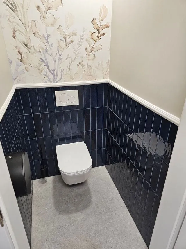 Gaeste wc blaue fliesen tapete – Fliesenarbeit von Romanowski Fliesenlegermeister, Solingen