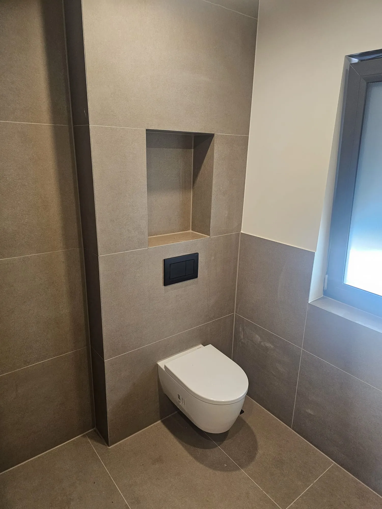 Gaeste wc wandnische fliesen – Fliesenarbeit von Romanowski Fliesenlegermeister, Solingen